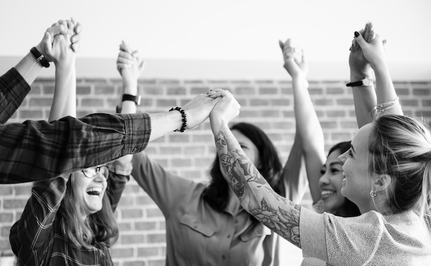 Foto gratuita equipo de negocios manos levantadas con éxito