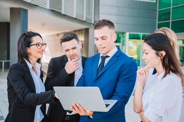 Equipo de negocios mirando a portátil