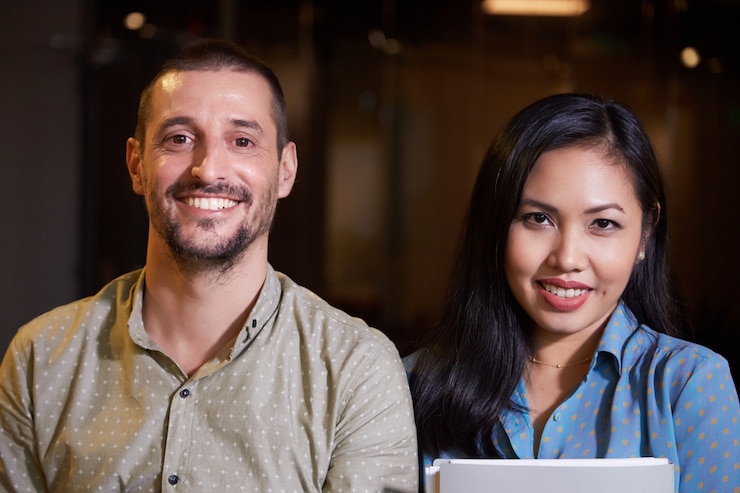 Foto gratuito equipo de negocios multiétnico