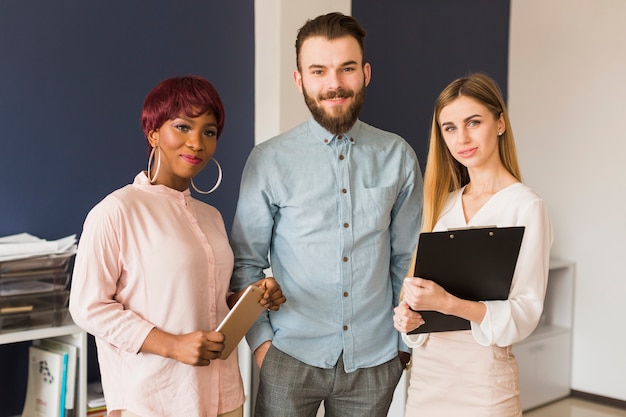 Foto gratuita equipo de negocios multirracial