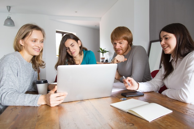 Equipo de negocios negociando con socios.