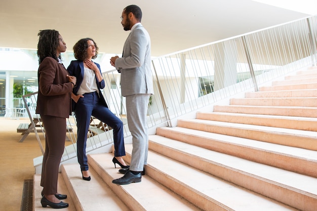 Equipo de negocios en pasos