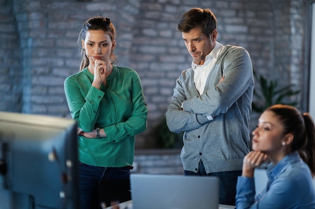 Foto gratuita equipo de negocios pensando en una posible solución mientras usa la computadora y trabaja en la oficina