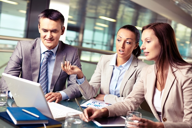 Foto gratuita equipo de negocios planificando el trabajo juntos