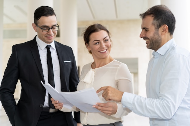 Equipo de negocios positivo trabajando con papeles