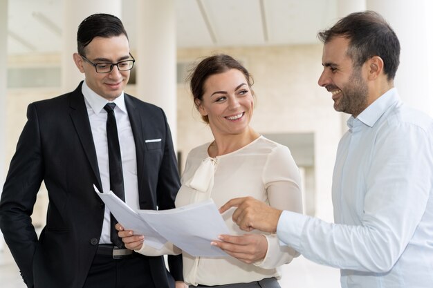 Equipo de negocios positivo trabajando con papeles