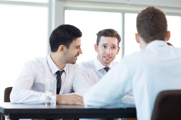 Equipo de negocios que tienen reunión