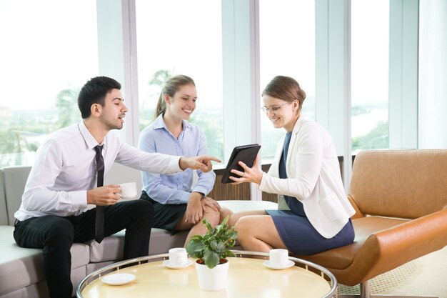 Equipo de negocios reunión informal en la oficina