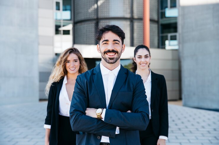 Foto gratuito equipo de negocios sonriente