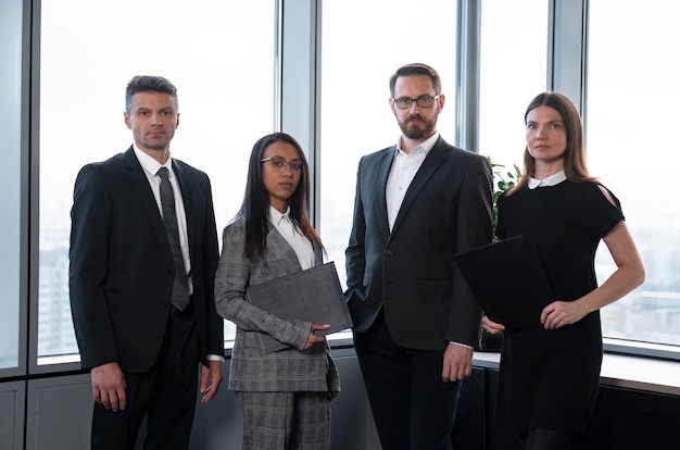 Equipo de negocios de tiro medio posando