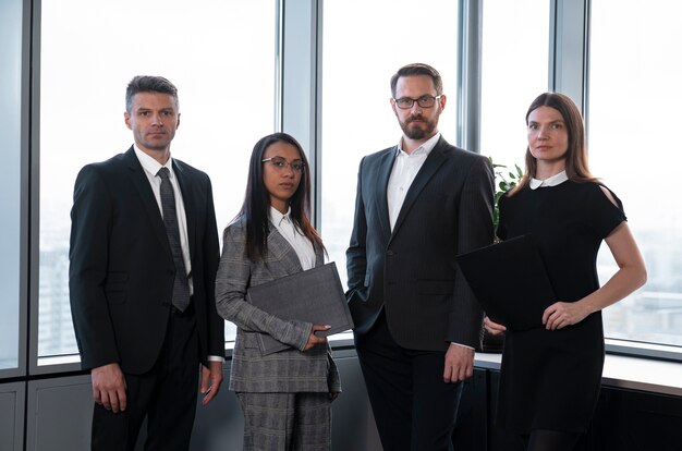 Equipo de negocios de tiro medio posando