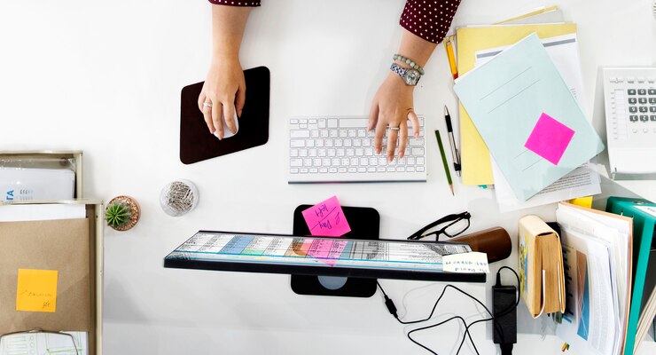 Foto gratuito equipo de negocios trabajando concepto de lugar de trabajo ocupado