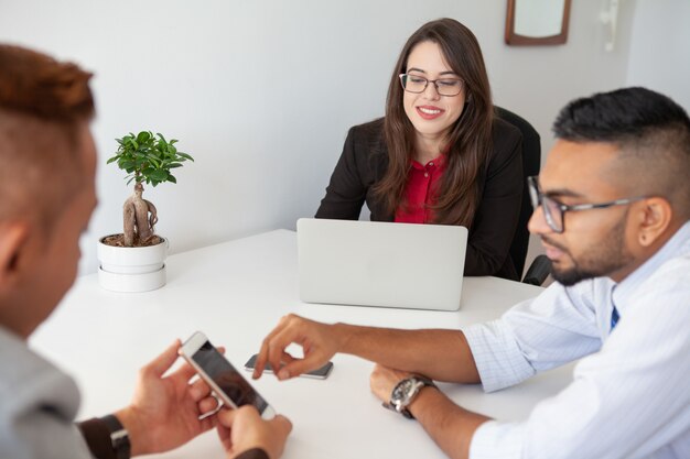 Equipo de negocios trabajando en estrategia de inicio.