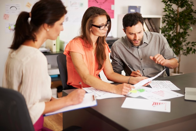 Equipo de negocios trabajando en gran proyecto.