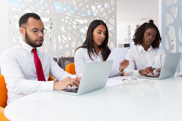 Equipo de negocios trabajando en informes