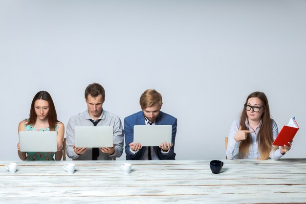 Equipo de negocios trabajando juntos en su proyecto empresarial en la oficina