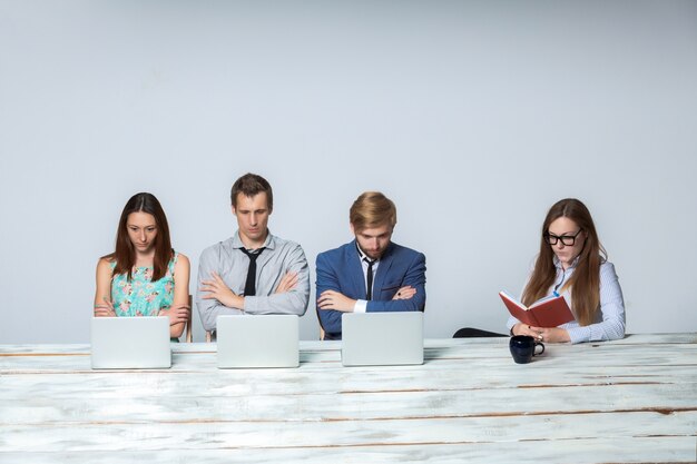 Equipo de negocios trabajando juntos en su proyecto empresarial en la oficina