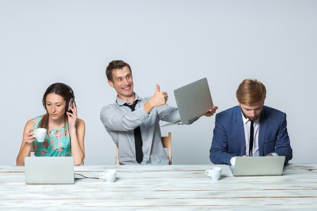 Equipo de negocios trabajando juntos en su proyecto empresarial en la oficina