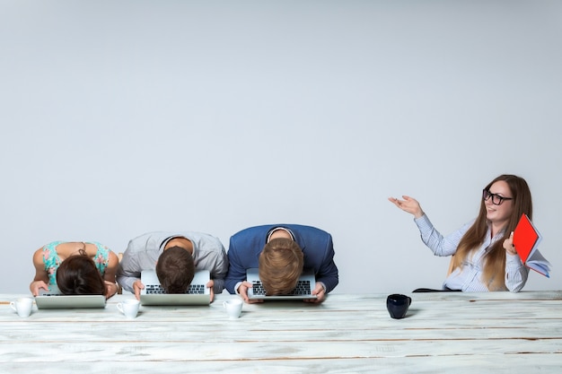 Foto gratuita equipo de negocios trabajando juntos en su proyecto empresarial en la oficina