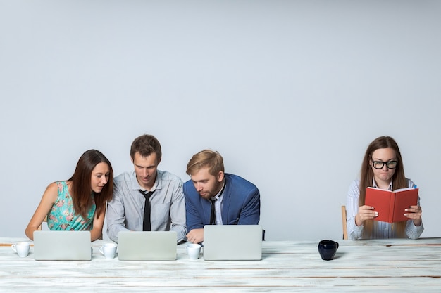 Equipo de negocios trabajando juntos en su proyecto en la oficina