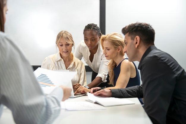 Equipo de negocios trabajando juntos