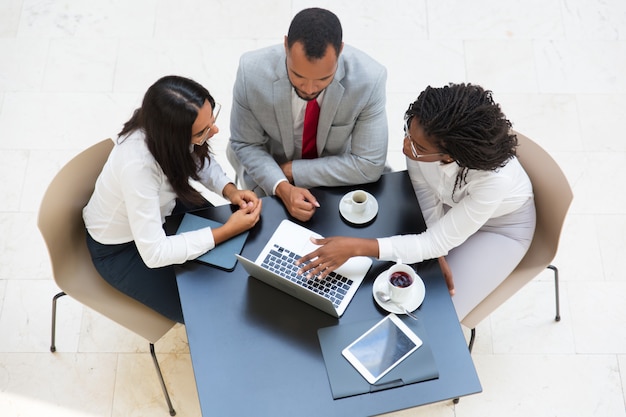 Equipo de negocios trabajando en laptop