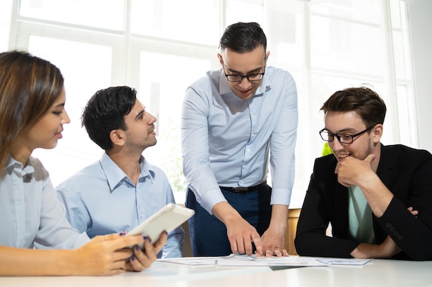 Equipo de negocios trabajando en nueva estrategia.