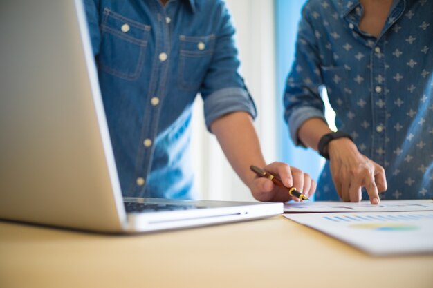 Equipo de negocios trabajando en un nuevo plan de negocio con la computadora digital moderna con copyspace.