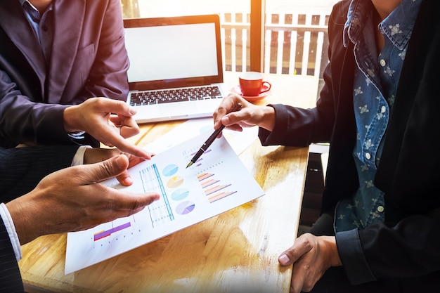 Equipo de negocios trabajando en un nuevo plan de negocios con la computadora digital moderna