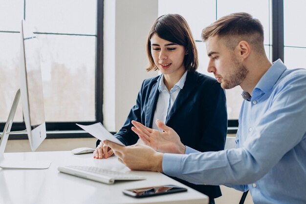 Equipo de negocios trabajando en la oficina y discutiendo problemas laborales