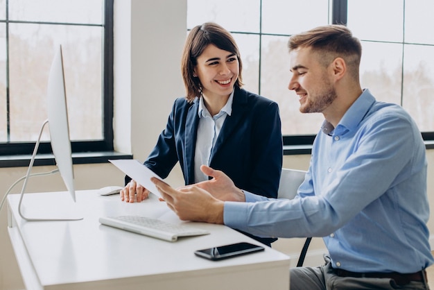 Equipo de negocios trabajando en la oficina y discutiendo problemas laborales