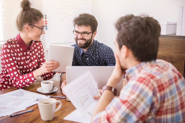 Equipo de negocios trabajando en oficina