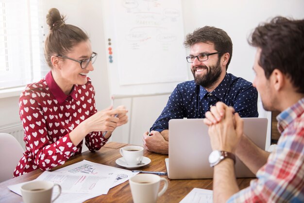 Equipo de negocios trabajando en oficina