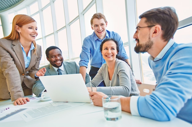 Equipo de negocios usando el portátil para trabajar