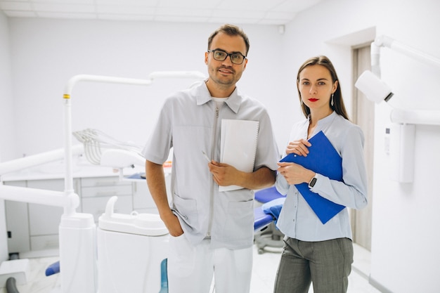 Equipo de odontología en la oficina