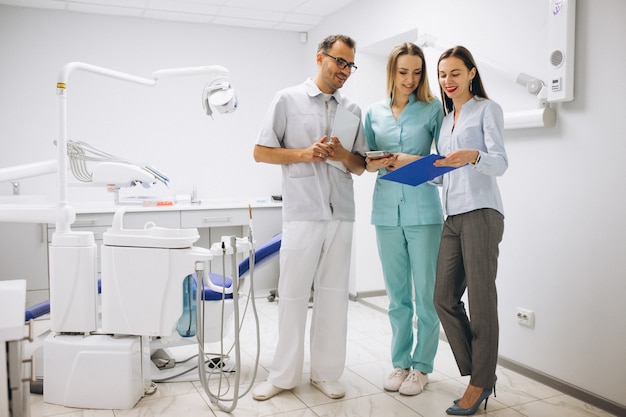 Equipo de odontología en la oficina