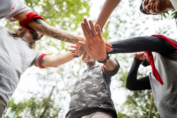 Foto gratuito equipo de orientación al aire libre.