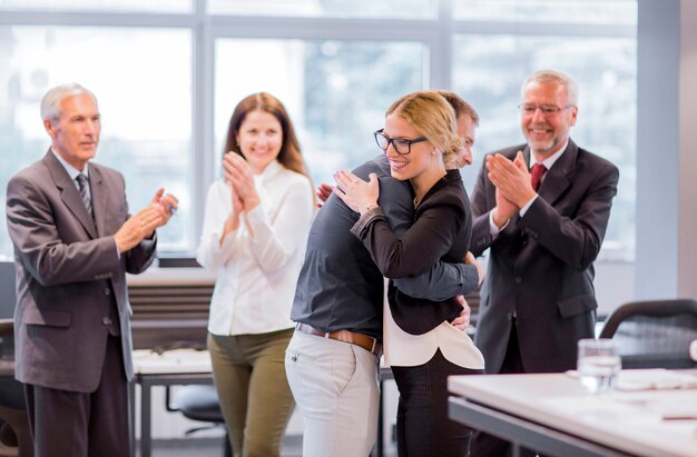 Equipo de personas de negocios aplaudiendo el logro