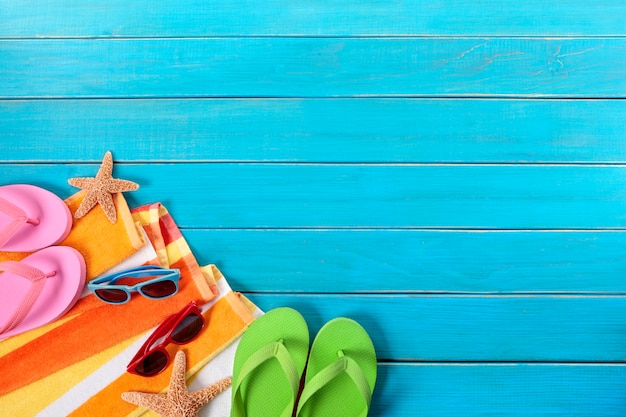 Foto gratuita equipo de playa sobre una tabla de madera