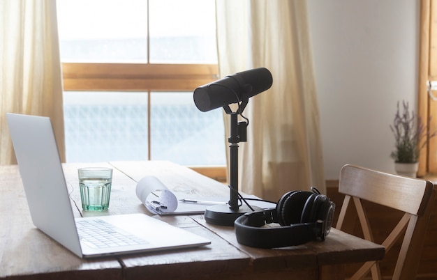 Equipo de podcast en la mesa