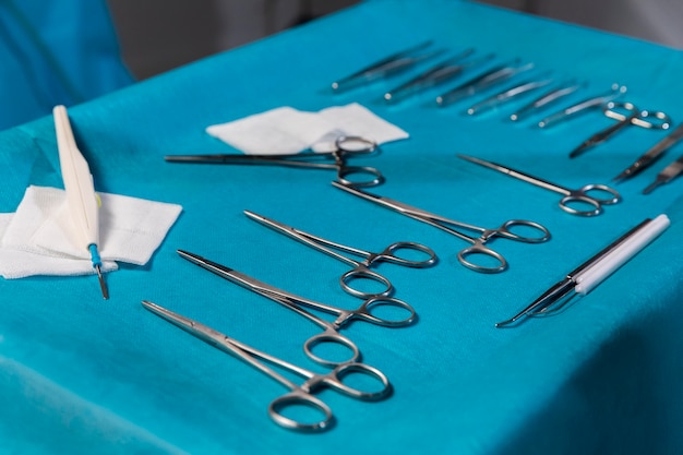 Equipo de procedimiento quirúrgico en mesa