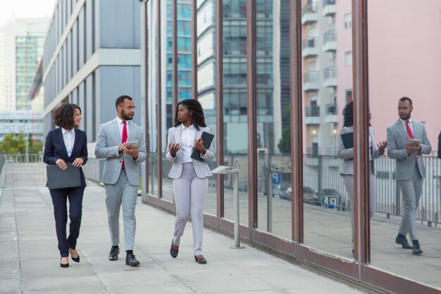 Equipo profesional de negocios multiétnicos en la calle