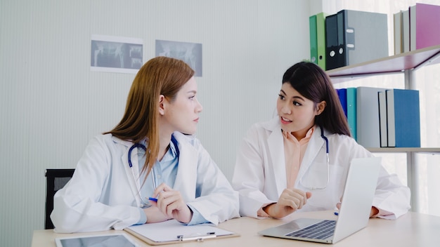 Equipo profesional de los profesionales médicos del doctor asiático que se inspira en una reunión.