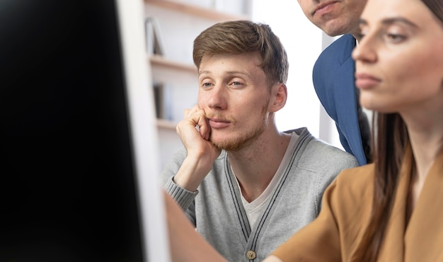 Equipo de profesionales que trabajan en equipo.