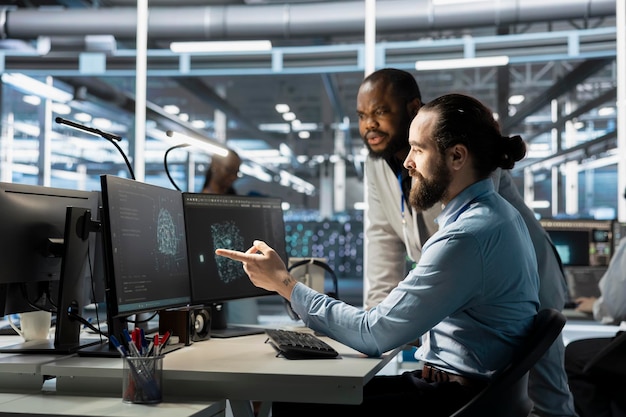 Equipo de programadores que utilizan computadoras en el centro de datos integrando herramientas de IA
