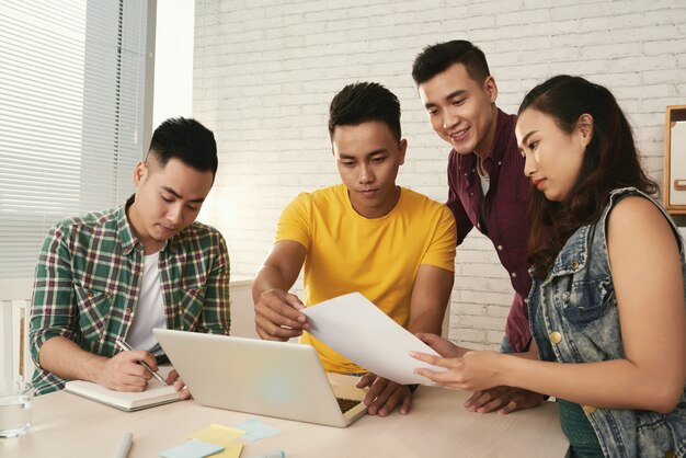 Equipo de proyecto de inicio que trabaja en la oficina para organizar la empresa.