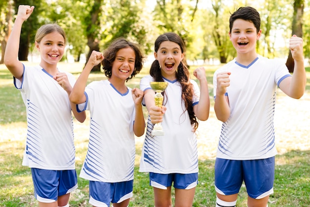 Equipo que sale victorioso después de un partido de fútbol