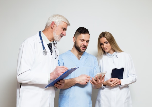 Equipo quirúrgico grupo médico fondo joven