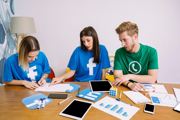 Equipo de redes sociales discutiendo el plan en el lugar de trabajo