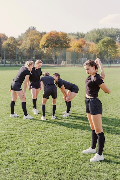 Equipo de rugby haciendo ejercicios de calentamiento